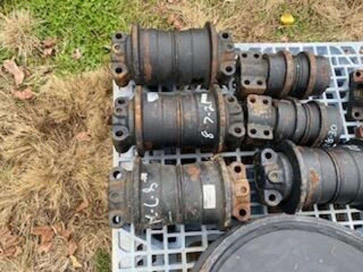 brand-new-excavator-track-idlers-and-rollers-image-3