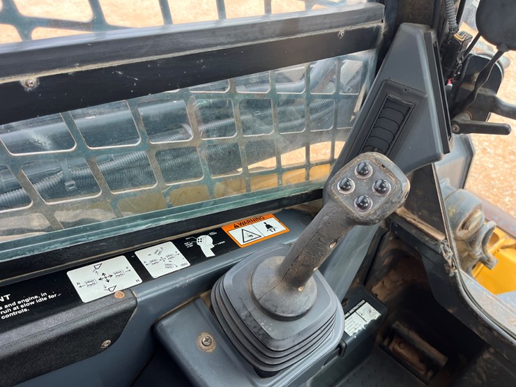 2010-deere-333d-image-15