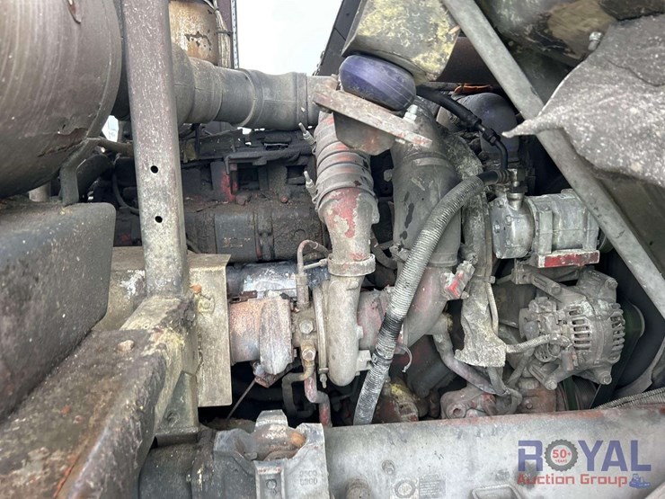 2016-peterbilt-320-image-8