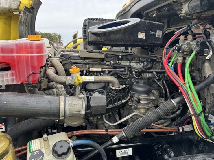 2018-freightliner-cascadia-126-image-11