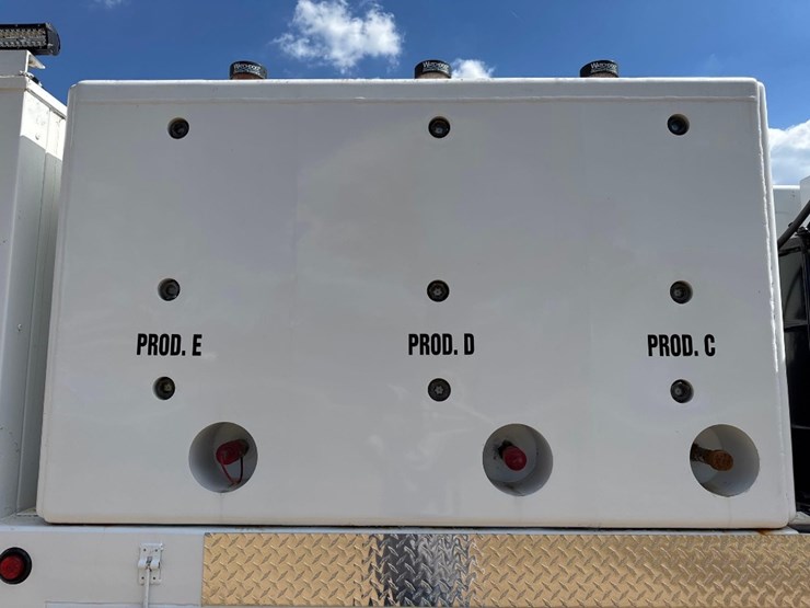 2007-peterbilt-335-image-23