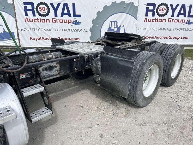 2015-freightliner-cascadia-125-image-10