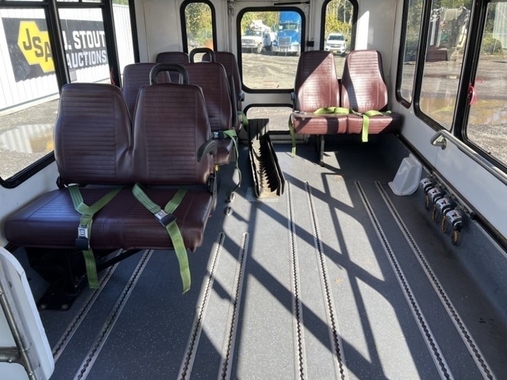 2014-chevrolet-express-paratransit-bus-image-31