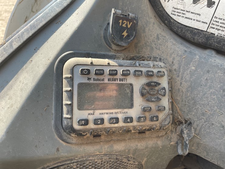 2011-bobcat-s650-image-32