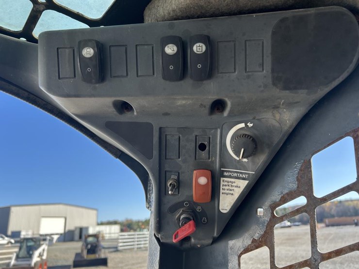 2016-deere-326e-image-42