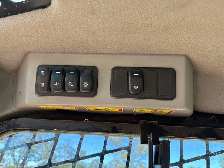 2022-caterpillar-299d3-image-31