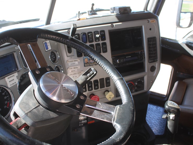 #2045-•-#2045--2013-mack-chu613-semi-tractor-image-46