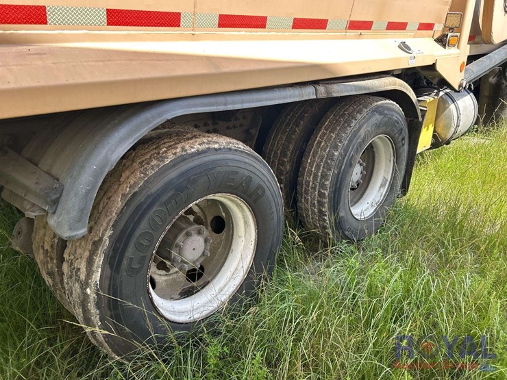 2015-peterbilt-320-image-18