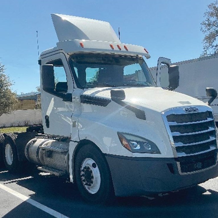 FREIGHTLINER CASCADIA 126