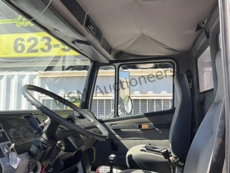 2003-freightliner-fl80-image-28