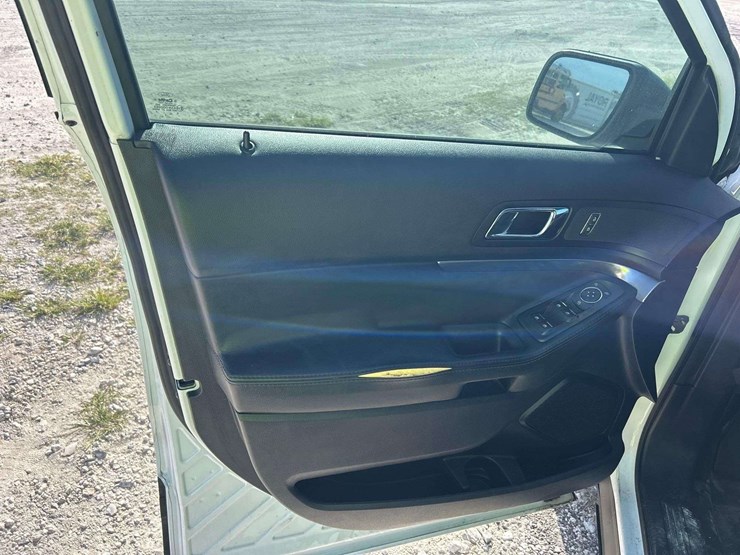 2016-ford-explorer-image-13