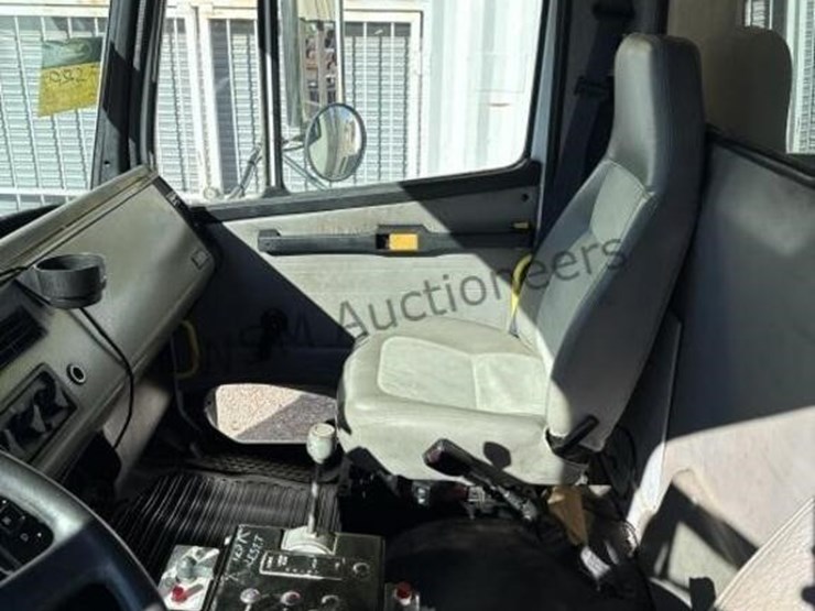 2004-freightliner-fl70-image-26