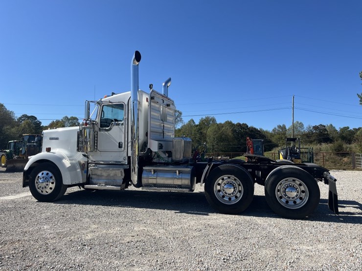 2015-kenworth-w900-image-10