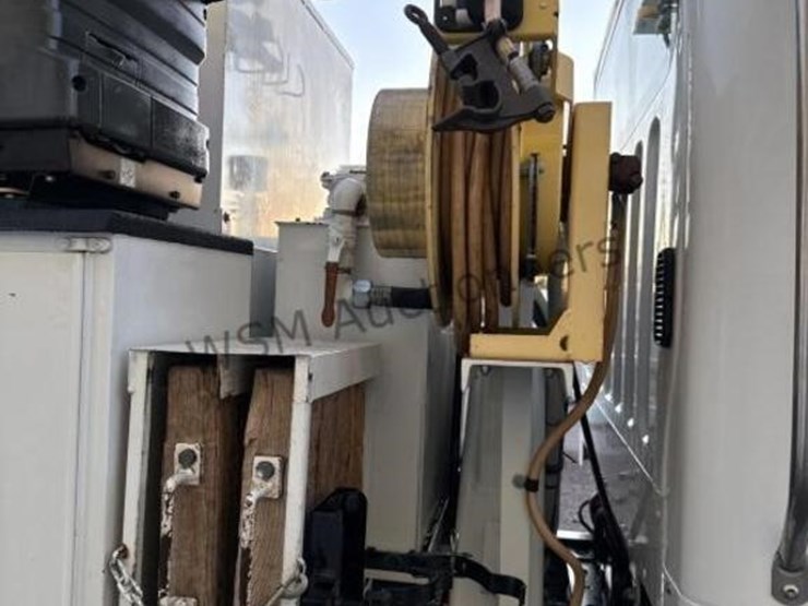 2012-freightliner-m2-106-image-30