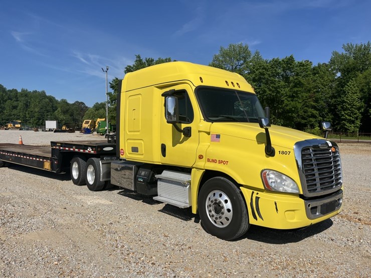 #2881-•-2018-freightliner-ca125slp-mid-roof-sleeper-truck-image-11