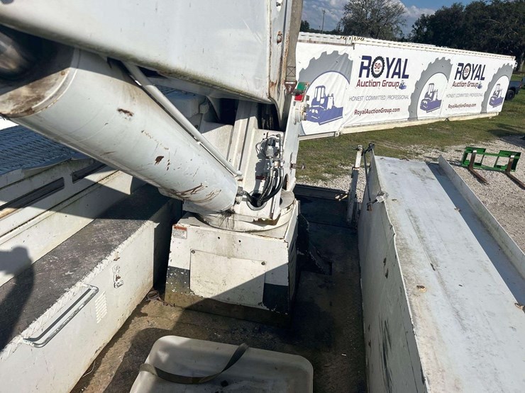 2013-freightliner-m2-106-altec-aa755-55ft-bucket-truck-image-27