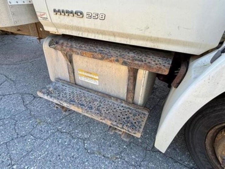 2010-hino-258-image-31