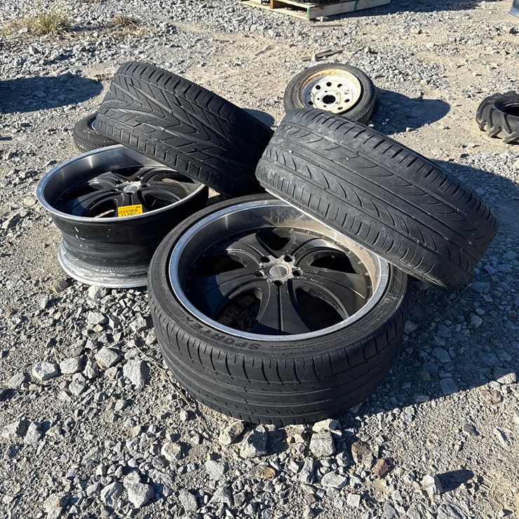 #25212 • 266/35ZR22 Tire Inv# 25212