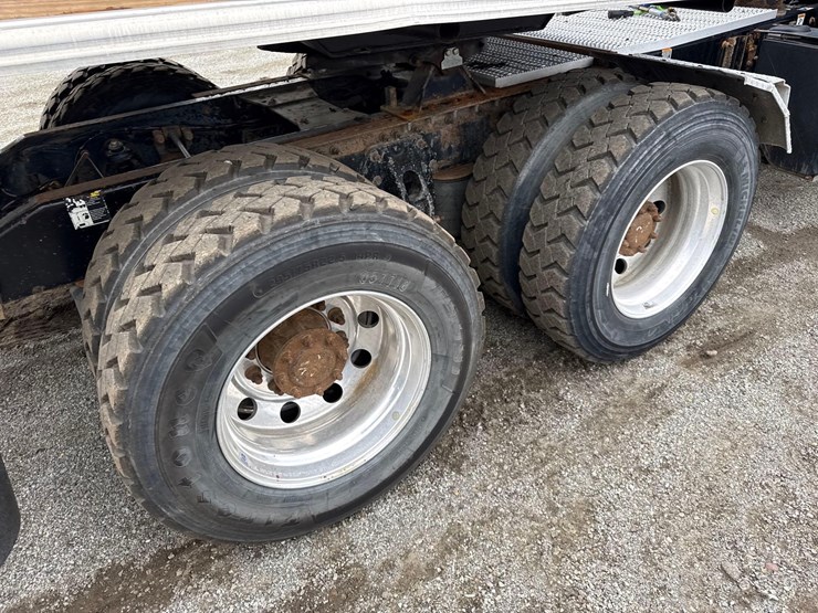 2018-peterbilt-567-image-16