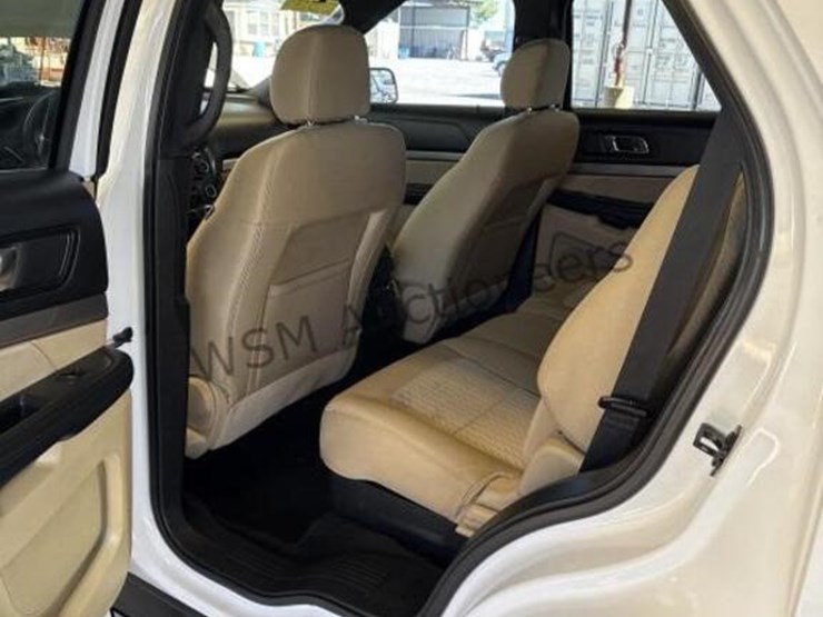 2017-ford-explorer-image-27