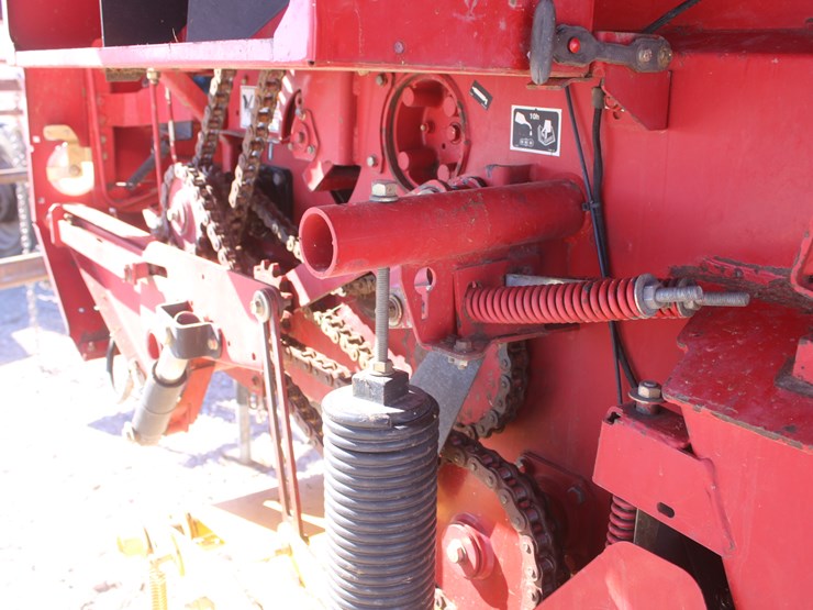 new-holland-br780-image-15