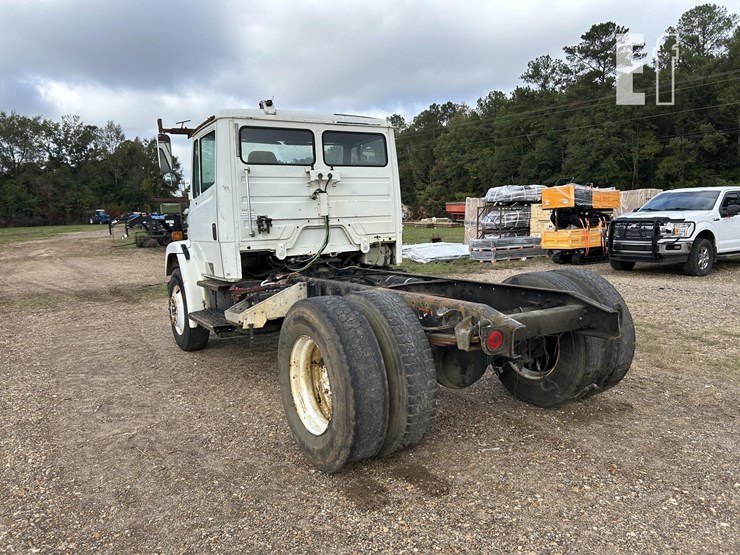 2004-freightliner-fl70-image-7
