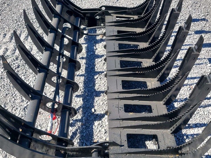 skid-steer-grapple.-72"-wide.-image-2