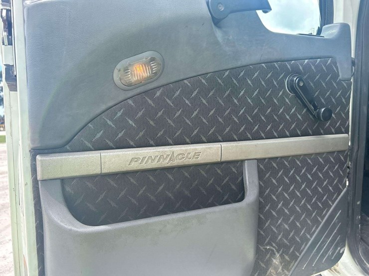 2014-mack-cxu613-t/a-wet-kit-day-cab-truck-tractor-image-10