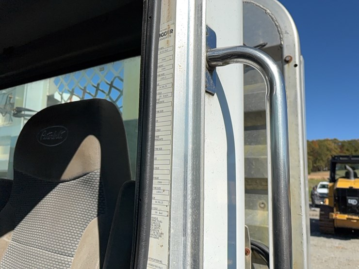 2014-peterbilt-330-image-20