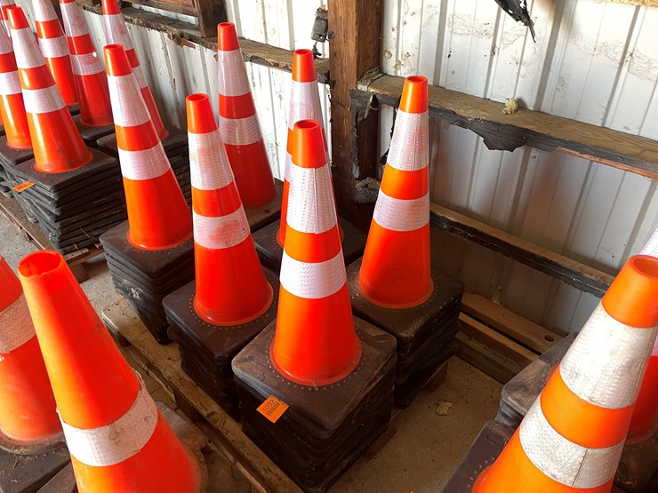 #1052-•-(60)-reflective-traffic-cones-image-1