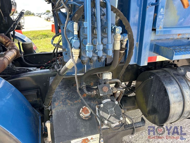 2005-autocar-wxr-heil-rear-loader-garbage-truck-image-16