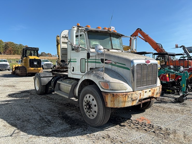 2014-peterbilt-330-image-2