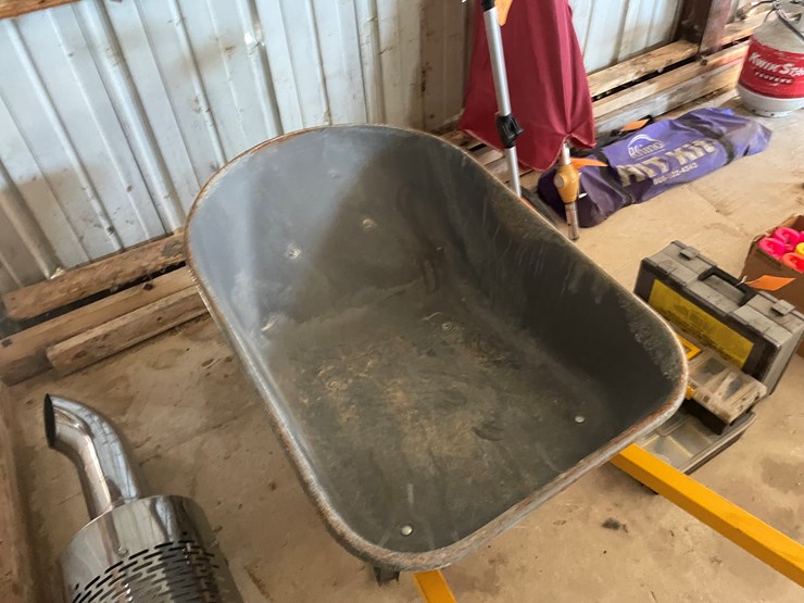 #1088-•-true-temper-wheel-barrow-image-2