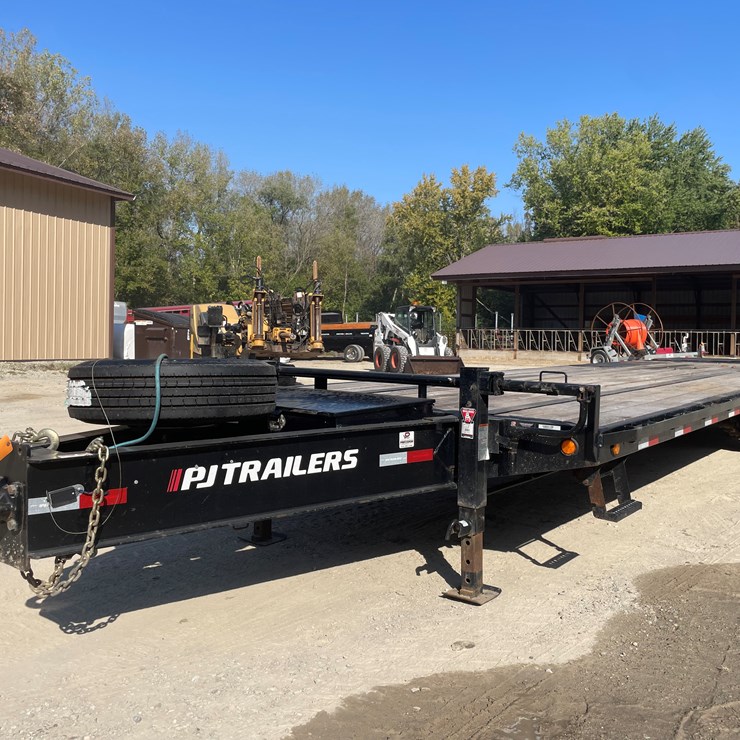 #1010 • 2023 PJ Trailers 26' Tandem Dual Axle Deck Over Trailer, (Has Title)