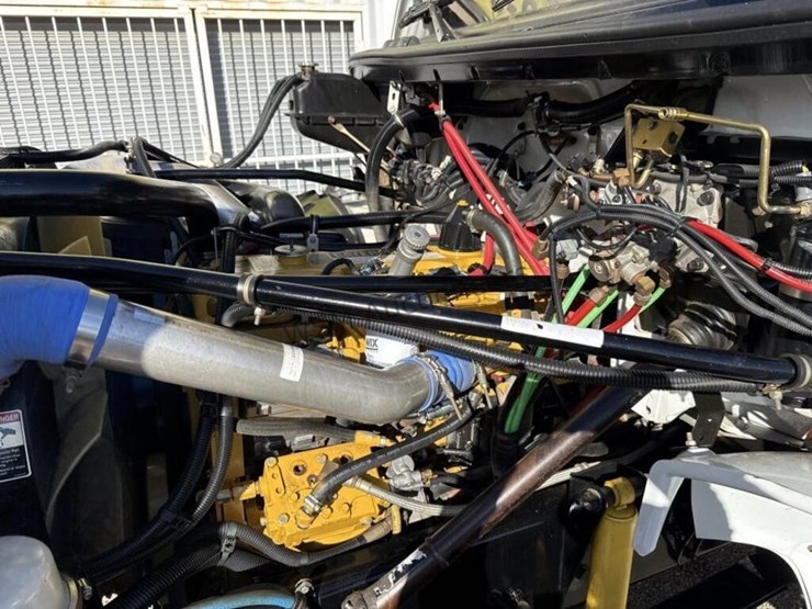 2004-freightliner-fl70-image-14