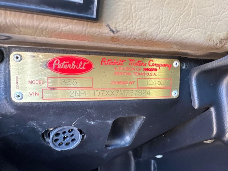 2007-peterbilt-335-image-36
