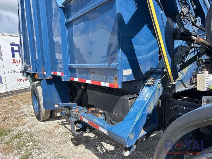 2005-autocar-wxr-heil-rear-loader-garbage-truck-image-12