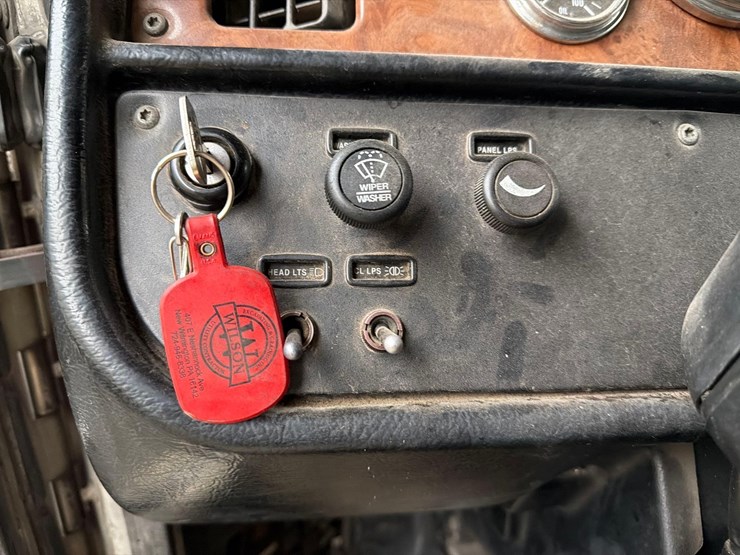 2003-peterbilt-357-image-28