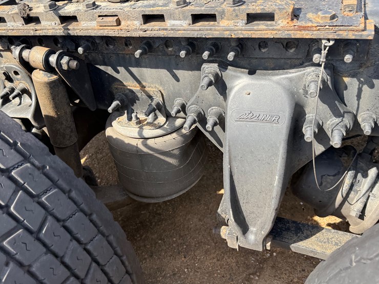 2015-freightliner-cascadia-113-image-15