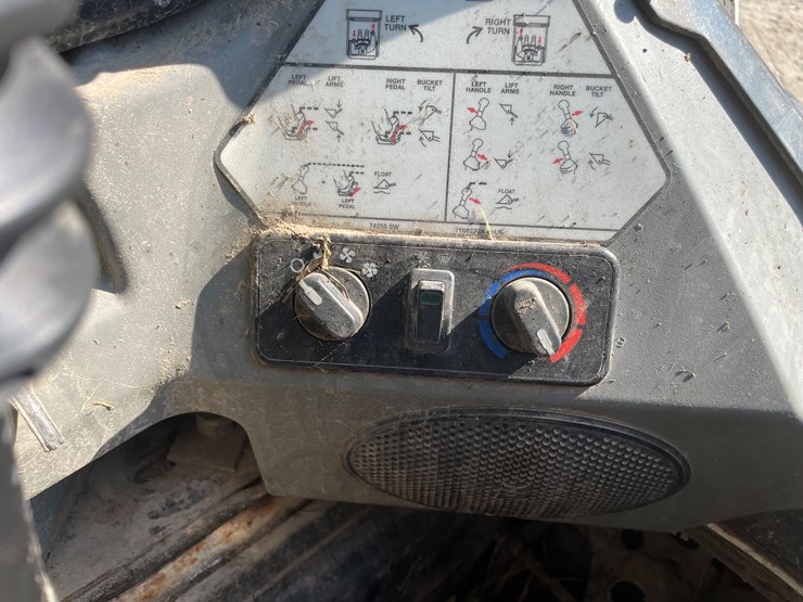 2011-bobcat-s650-image-34