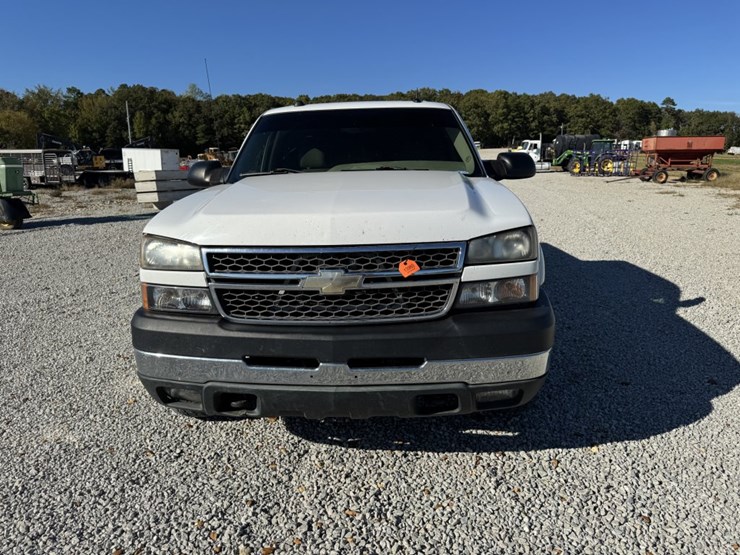 #13960-•-2005-chevy-2500-hd-crew-cab-truck-image-2