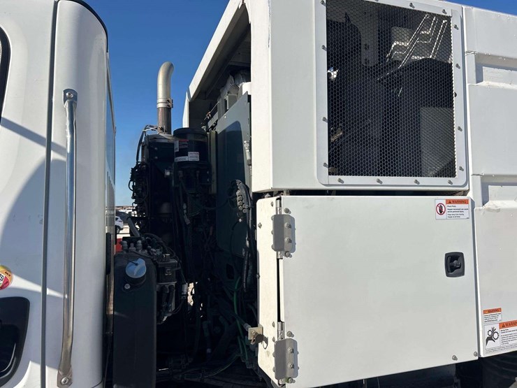 2020-freightliner-m2-106-elgin-whirlwind-series-mv-street-sweeper-truck-image-23