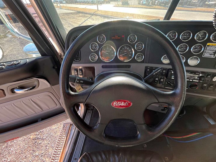 2017-peterbilt-389-image-12
