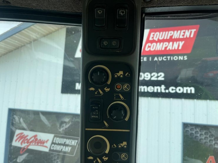 new-holland-tv140-image-37