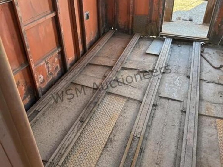 caboose-rail-car-w/-trucks-&-rail-section-image-29