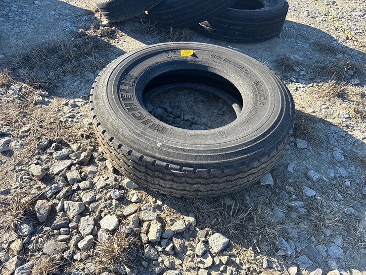 #9733-•-12r22.5-tire-inv#-9733-image-7