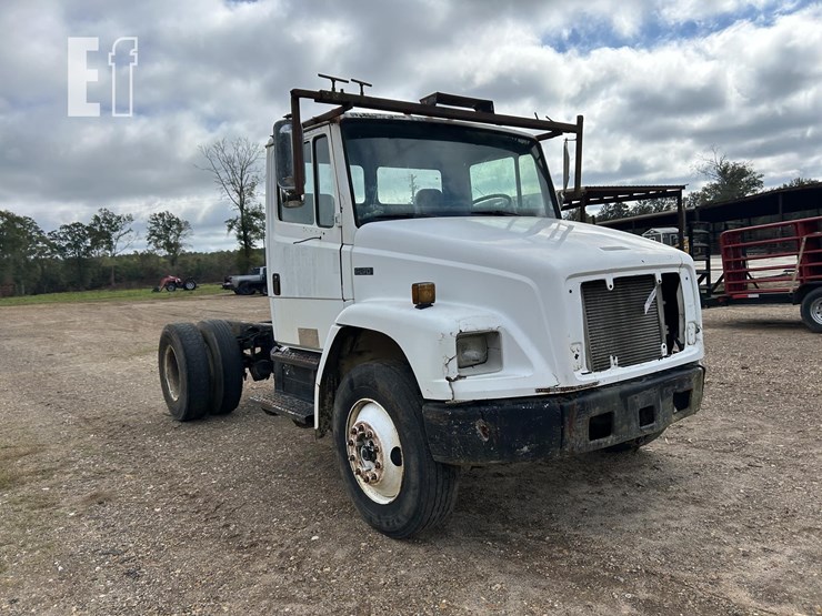 2004-freightliner-fl70-image-3