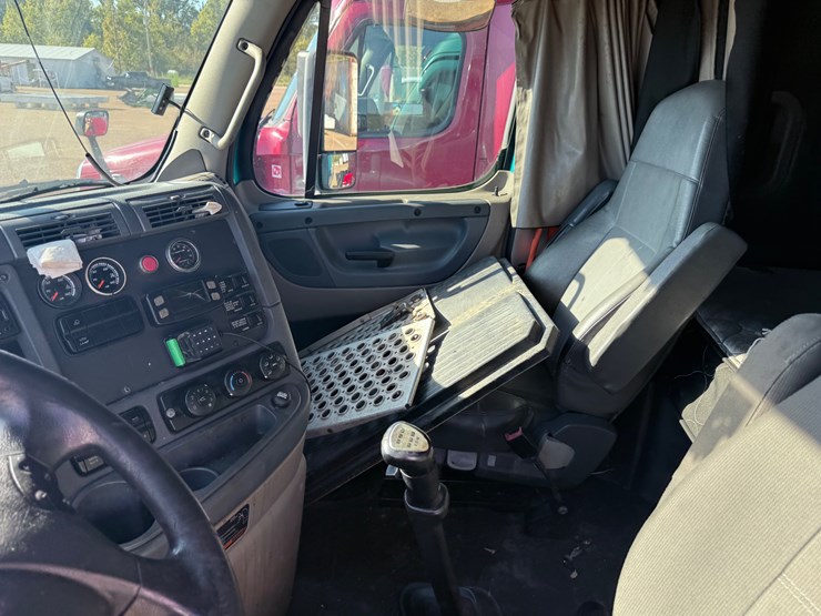 2015-freightliner-cascadia-113-image-37