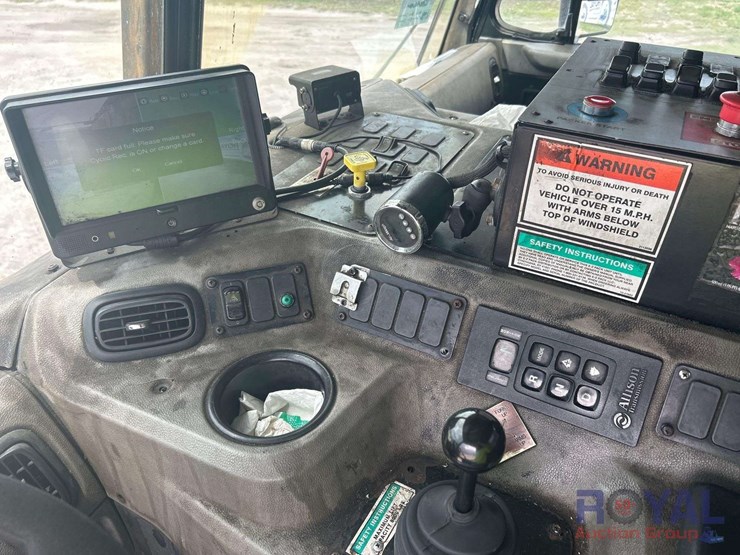 2015-peterbilt-320-image-22