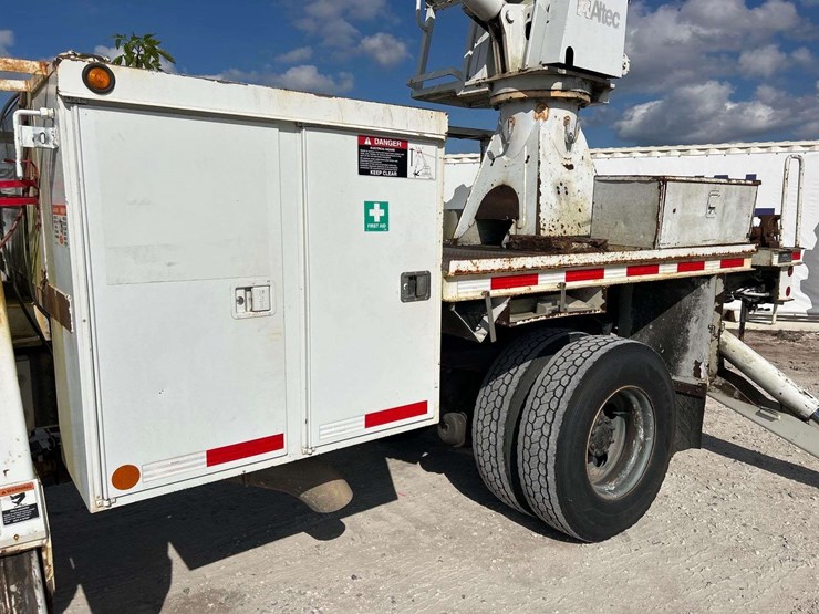 2007-gmc-c8500-altec-dm47-47ft-digger-derrick-truck-image-17